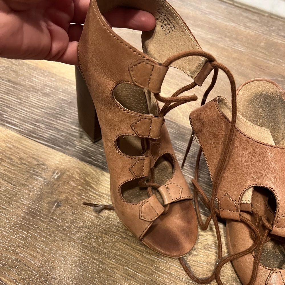 Carmel tie up heal also size 9